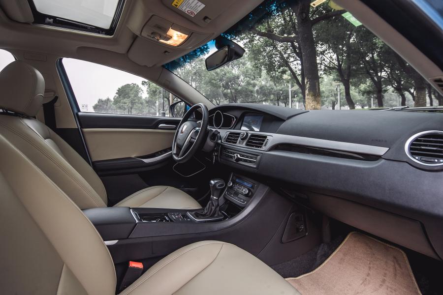 Интерьер Roewe 550 Plug-in (IP24) 2013 года  (фото 6 из 13)